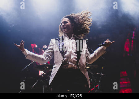 Venaria, Italia. 09Dec, 2018. Damiano David, cantante della rock band italiana Maneskin, esecuzione dal vivo sul palco per il loro tour 2018 presso il Teatro della Concordia a Venaria, vicino a Torino. Credito: Alessandro Bosio/Pacific Press/Alamy Live News Foto Stock