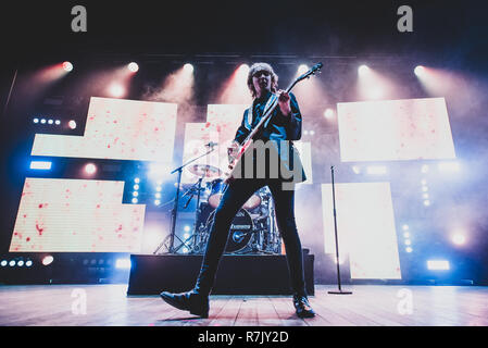 Venaria, Italia. Decimo Dec, 2018. Thomas Raggi, chitarrista della rock band italiana Maneskin, esecuzione dal vivo sul palco per il loro tour 2018 presso il Teatro della Concordia a Venaria, vicino a Torino. Credito: Alessandro Bosio/Pacific Press/Alamy Live News Foto Stock