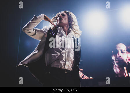 Venaria, Italia. 09Dec, 2018. Damiano David, cantante della rock band italiana Maneskin, esecuzione dal vivo sul palco per il loro tour 2018 presso il Teatro della Concordia a Venaria, vicino a Torino. Credito: Alessandro Bosio/Pacific Press/Alamy Live News Foto Stock