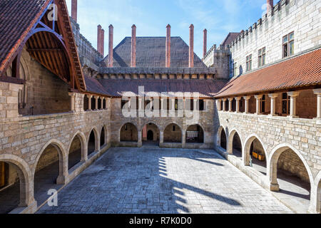 Palazzo dei Duchi di Braganza, Paço dos Duques de Bragança, Sito Patrimonio Mondiale dell'UNESCO, Guimarães, Regione Norte, Portogallo Foto Stock