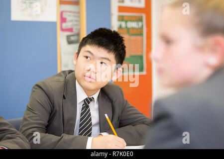 14 anno vecchio allievo in aula, paesi dell Asia orientale etnia, REGNO UNITO Foto Stock