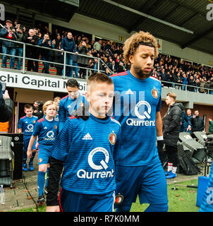 Emmen, Paesi Bassi 09 dicembre 2018 Calcio Eredivisie olandese: FC Emmen v Feyenoord Opkomst Feyenoord Foto Stock