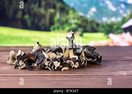 Sacco di fette di secco fungo nero ebreo orecchio varietà con paese la natura in background Foto Stock