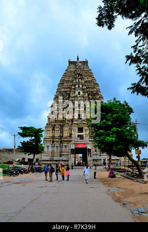 Splendidamente scolpito Tempio Virupaksha, situato in Hampi, Ballari district, Karnataka, India Foto Stock