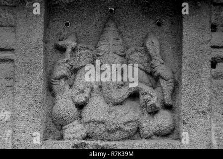 Idolo scolpito del Signore Ganesha sulla parete del Tempio sotterraneo di Shiva conosciuto anche come Tempio di Prasanna Virupaksha, Hampi, Karnataka, India Foto Stock