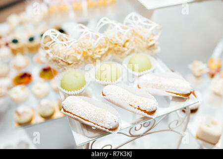 Tabella con diversi dolci per parte. Candy bar. Foto Stock