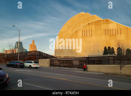 Vista di Kauffman Centro per il Performing Arts Center di Kansas City, Missouri, e la strada di fronte al tramonto; altri edifici in background Foto Stock