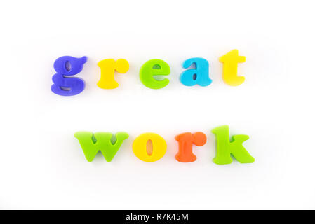 Un grande lavoro di plastica colorata lettere isolato sul bianco .concetto di istruzione, online e di educazione a casa. Foto Stock