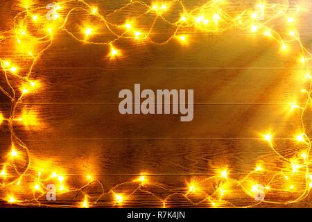 Le luci di Natale che splende su sfondo boscoso Foto Stock