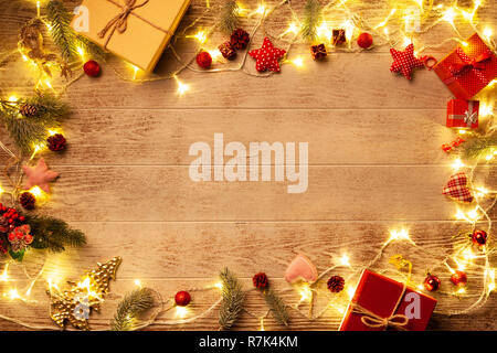 Le luci di Natale che splende su sfondo boscoso Foto Stock