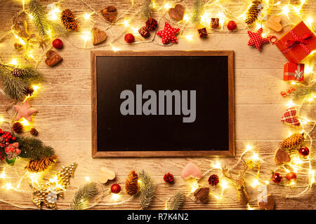 Le luci di Natale che splende su sfondo boscoso Foto Stock