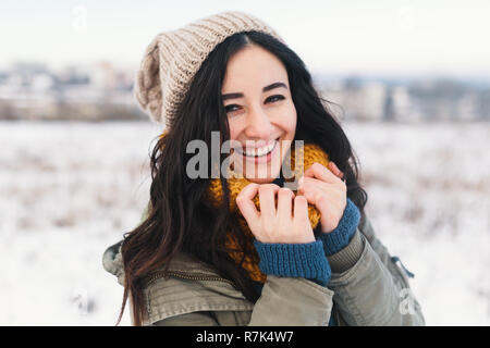 Cuore di inverno di fusione ritratto di bella donna felice godendo di inverno, vacanza neve, vacanza e il suo comodo, bei vestiti e un caldo sudore lana Foto Stock