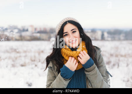 Cuore di fusione ritratto invernale di pretty giovane donna godendo di inverno, vacanza neve, vacanza e il suo comodo, bei vestiti e un caldo sudore lana Foto Stock