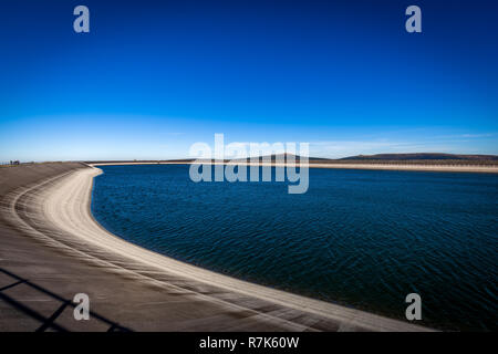 Vista panoramica sulla costa della parte superiore dell'acqua reservoire Dlouhe Strane in Jeseniky montagne in Repubblica Ceca Foto Stock