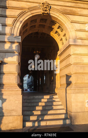 Ingresso al Teatro Nazionale di Praga Foto Stock