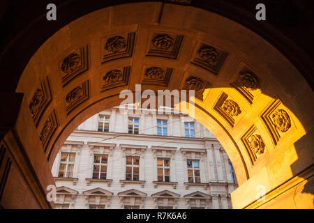 Una vista attraverso un Teatro Nazionale di Praga a costruzione lungo la strada Foto Stock