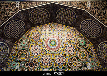 Il Marocco, Fes, Fes el Bali, Medina, Talaa Kebira, Seqqaya pubblica fontana di acqua con tradizionali mattonelle zellij decorazione Foto Stock