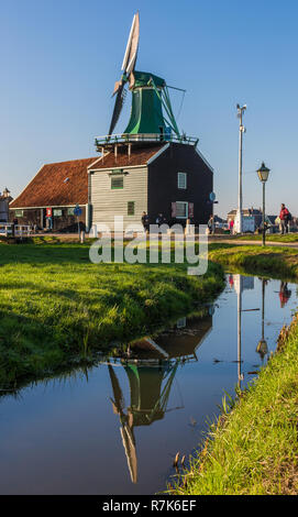 Zaanse Schans, Paesi Bassi - considerato come un vero e proprio museo a cielo aperto, Zaanse Schans presenta una raccolta di ben conservato centro storico di mulini a vento e case Foto Stock