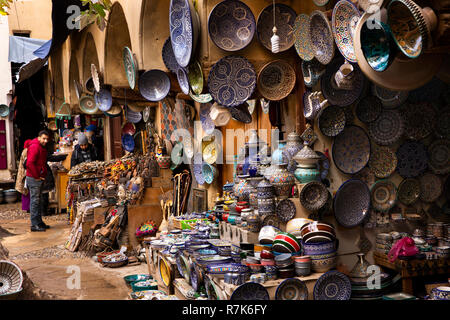 Il Marocco, Fes, Fes el Bali, Medina, Talaa Seghira, stallo tradizionale di vendita realizzato localmente in ceramica blu Foto Stock