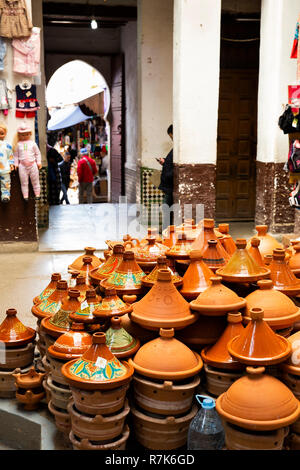 Il Marocco, Fes, Fes el Bali, Medina, Maristan Sidi Frej, costruito intorno al 1286, in stallo antichi ex ospedale tradizionale di vendita realizzati localmente tajine cook Foto Stock