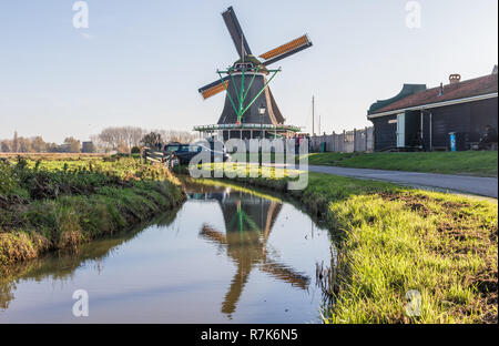 Zaanse Schans, Paesi Bassi - considerato come un vero e proprio museo a cielo aperto, Zaanse Schans presenta una raccolta di ben conservato centro storico di mulini a vento e case Foto Stock