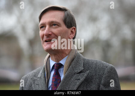 Ex procuratore generale e pro-rimangono MP Dominic Grieve parla ai media al di fuori di Millbank in Westminster, come Theresa Maggio è in lotta per salvare la sua Brexit trattativa. Foto Stock