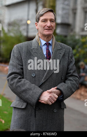 Ex procuratore generale e pro-rimangono MP Dominic Grieve parla ai media al di fuori di Millbank in Westminster, come Theresa Maggio è in lotta per salvare la sua Brexit trattativa. Foto Stock