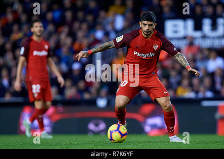 VALENCIA, Spagna - 09 dicembre: Mai Banega di Sevilla FC in azione durante la Liga match tra Valencia CF e Sevilla FC a Estadio Mestalla su dicembre 9, 2018 a Valencia, in Spagna. (Foto di David Aliaga/MB Media) Foto Stock