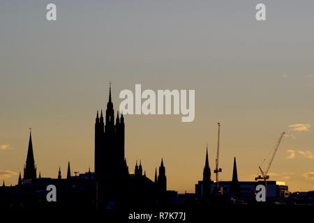 Silhouette della gotica Torre Mitchell, Marischal College e la Aberdeen skyline al tramonto. Aberdeen, Scozia, Regno Unito Foto Stock