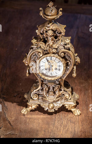 Antique vintage metallo oro rame bronzo orologio sul tavolo di legno Foto Stock