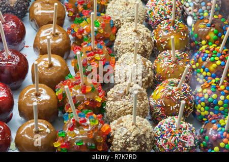 Toffee mele e rivestite di cioccolato mele al Mercato di Quincy, Boston, Massachusetts, Stati Uniti d'America. Foto Stock