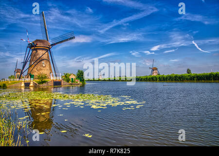 Vista dei tradizionali mulini a vento di Kinderdijk, Paesi Bassi. Questo sistema di 19 mulini a vento è stata costruita intorno al 1740 ed è patrimonio UNESCO. Foto Stock