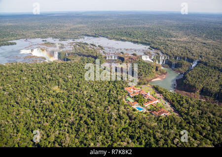 Antenna bird's-eye panorama delle Cascate di Iguassù dal di sopra, da un elicottero. Confine del Brasile e Argentina. Parco nazionale. Iguassu. Stato di Paraná. Foto Stock