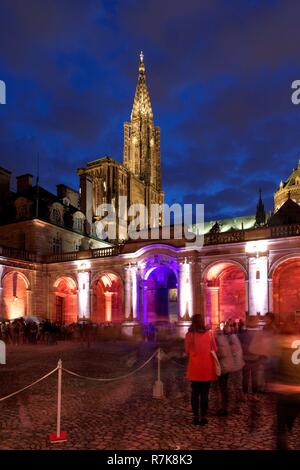 Francia, Bas Rhin, Strasburgo, città vecchia elencati come patrimonio mondiale dall UNESCO, il Palais des Rohan, che ospita il Museo di Arti Decorative, di Belle Arti e di archeologia e la Cattedrale di Notre Dame Foto Stock