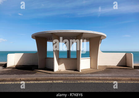 Un insolito calcestruzzo rifugio sul lungomare, a Beach Street, trattare, Kent, risalenti agli anni cinquanta, ricorda l'età di Art Deco Foto Stock