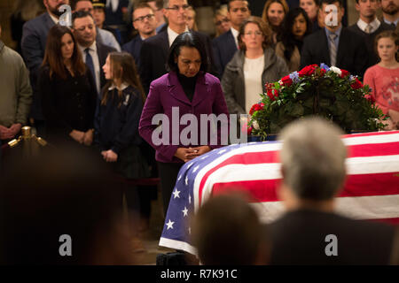 Ex Segretario di Stato Condoleezza Rice paga i suoi rispetti a bandiera drappeggiati scrigno di ex Presidente George H. W. Bush come visitatori file passato come si trova nello stato presso il Capitol Rotunda Dicembre 4, 2018 a Washington, DC. Bush, la quarantunesima edizione del presidente, morì nella sua casa di Houston all'età 94. Foto Stock