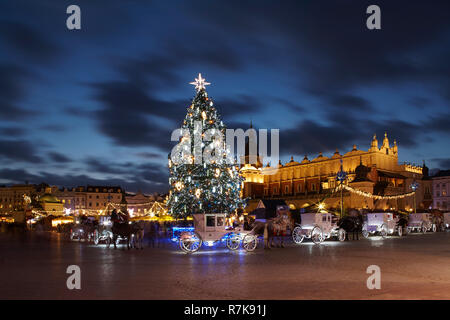 Polonia Cracovia Dicembre Mercatino di Natale crepuscolo fine 2018 Rynek Glowny Sukienice Piazza del Mercato Foto Stock