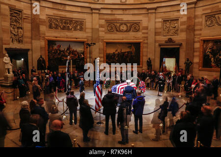 Servizio comune di guardie di onore stand a bandiera drappeggiati scrigno di ex Presidente George H. W. Bush come visitatori file passato come si trova nello stato presso il Capitol Rotunda Dicembre 5, 2018 a Washington, DC. Bush, la quarantunesima edizione del presidente, morì nella sua casa di Houston all'età 94. Foto Stock