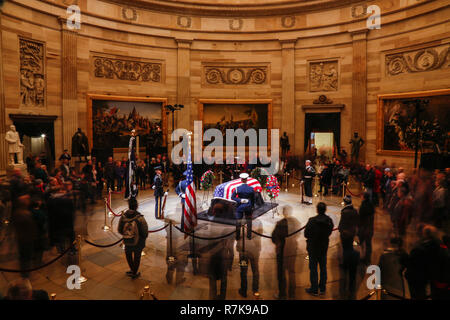 Servizio comune di guardie di onore stand a bandiera drappeggiati scrigno di ex Presidente George H. W. Bush come visitatori file passato come si trova nello stato presso il Capitol Rotunda Dicembre 5, 2018 a Washington, DC. Bush, la quarantunesima edizione del presidente, morì nella sua casa di Houston all'età 94. Foto Stock