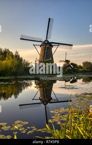 Vista dei tradizionali mulini a vento di Kinderdijk, Paesi Bassi. Questo sistema di 19 mulini a vento è stata costruita intorno al 1740 ed è patrimonio UNESCO. Foto Stock