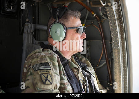 Stati Uniti Capo di Stato Maggiore dell Esercito gen. Mark Milley guarda fuori durante un volo in elicottero a ricevere un aggiornamento briefing dal leader della NATO per le operazioni speciali del comando del componente Luglio 18, 2016 a Bagram Airfield, Afghanistan. Milley è stato scelto dal presidente Donald Trump su dicembre 8, 2018 a essere il prossimo presidente del Joint Chiefs. Foto Stock