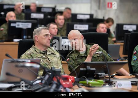 Stati Uniti Capo di Stato Maggiore dell Esercito gen. Mark Milley, sinistra, chat con il comandante delle forze armate polacche Lt. Gen. Miroslaw Rozanski durante una visita al polacco generale complesso di comando Giugno 7, 2016 in Torun, Polonia. Milley è stato scelto dal presidente Donald Trump su dicembre 8, 2018 a essere il prossimo presidente del Joint Chiefs. Foto Stock