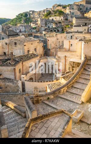 In Italia, Basilicata, Matera, Capitale Europea della Cultura nel 2019, il suo habitat troglodita o Sassi di Matera e le sue chiese rupestri sono elencati come patrimonio mondiale dall' UNESCO, Sasso Caveoso Foto Stock