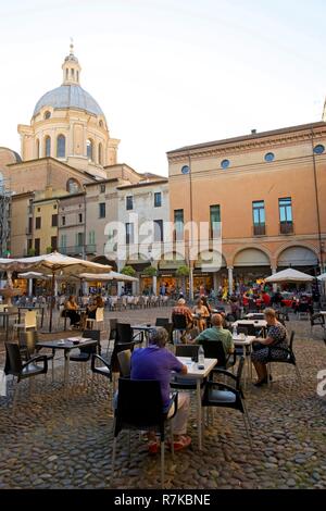 L'Italia, Lombardia, Mantova (Mantova), classificato come patrimonio mondiale dall' UNESCO, piazza Broletto e la Basilica di Sant Andrea Foto Stock