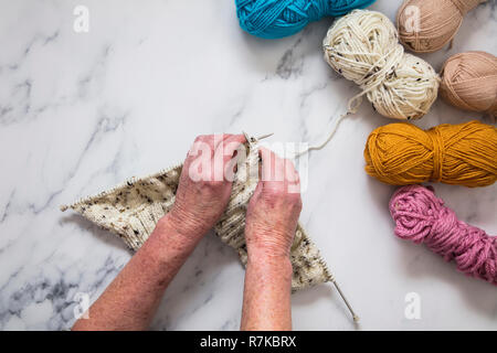 Senoir donna con le mani in mano la tessitura di un ponticello. Vista aerea. Foto Stock