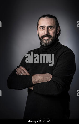 Bracci incrociati uomo ritratto in studio Foto Stock