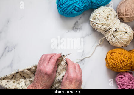 Senoir donna con le mani in mano la tessitura di un ponticello. Vista aerea. Foto Stock