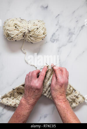 Senoir donna con le mani in mano la tessitura di un ponticello. Vista aerea. Foto Stock