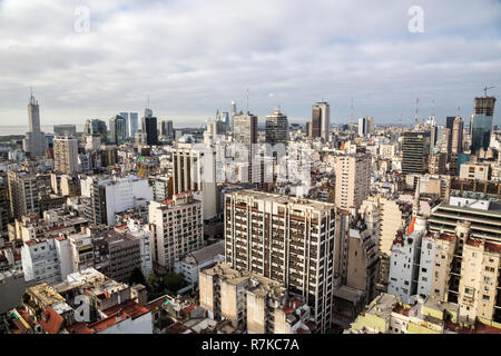 Buenos Aires Central Business District (Microcentro) skyline di grattacieli in inverno sotto nuvoloso cielo di piombo. Argentina, Sud America Latina vista aerea. Foto Stock