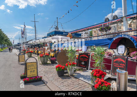 Ristoranti galleggianti sul fiume Aura (Aurajoki) nel centro storico, Itäinen Rantakatu, Turku, Finlandia Foto Stock